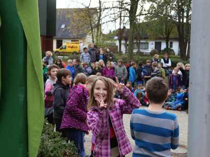 Die Schulhof-AG unter der Leitung von Klaus Stalling hat zwei farbenfohe Holzskulpturen f&uuml;r den Eingangsbereich der Grundschule Bookholzberg gestaltet. Am Freitag wurden die Stelen bei einer kleinen Feier eingeweiht.