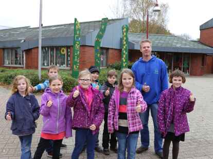 Die Schulhof-AG unter der Leitung von Klaus Stalling hat zwei farbenfohe Holzskulpturen f&uuml;r den Eingangsbereich der Grundschule Bookholzberg gestaltet. Am Freitag wurden die Stelen bei einer kleinen Feier eingeweiht.