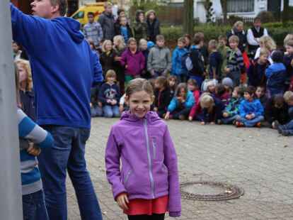 Die Schulhof-AG unter der Leitung von Klaus Stalling hat zwei farbenfohe Holzskulpturen f&uuml;r den Eingangsbereich der Grundschule Bookholzberg gestaltet. Am Freitag wurden die Stelen bei einer kleinen Feier eingeweiht.