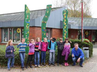 Die Schulhof-AG unter der Leitung von Klaus Stalling hat zwei farbenfohe Holzskulpturen f&uuml;r den Eingangsbereich der Grundschule Bookholzberg gestaltet. Am Freitag wurden die Stelen bei einer kleinen Feier eingeweiht.
