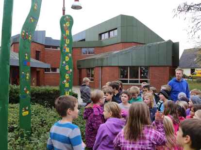 Die Schulhof-AG unter der Leitung von Klaus Stalling hat zwei farbenfohe Holzskulpturen f&uuml;r den Eingangsbereich der Grundschule Bookholzberg gestaltet. Am Freitag wurden die Stelen bei einer kleinen Feier eingeweiht.