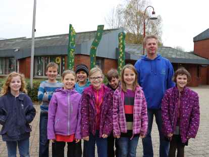 Die Schulhof-AG unter der Leitung von Klaus Stalling hat zwei farbenfohe Holzskulpturen f&uuml;r den Eingangsbereich der Grundschule Bookholzberg gestaltet. Am Freitag wurden die Stelen bei einer kleinen Feier eingeweiht.