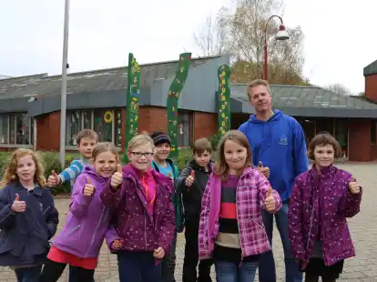 Die Schulhof-AG unter der Leitung von Klaus Stalling hat zwei farbenfohe Holzskulpturen f&uuml;r den Eingangsbereich der Grundschule Bookholzberg gestaltet. Am Freitag wurden die Stelen bei einer kleinen Feier eingeweiht.