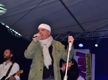 DJ &Ouml;tzi war der Star des Abends bei der f&uuml;nften Party der Generationen in Altj&uuml;hrden.