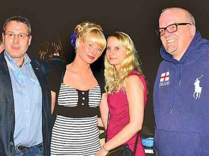 Monique Kotyrba und  Cathrin Brunken (Mitte) trafen im Beisein von  Maschal-Gesch&auml;ftsf&uuml;hrer Michael Schmidt (links) den Star des Abends, DJ &Ouml;tzi (rechts).