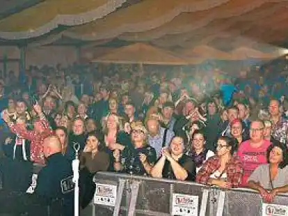 Moderator Crazy Olli  (links) sorgte w&auml;hrend der Umbaupausen auf der B&uuml;hne f&uuml;r Unterhaltung. Auch dabei gab es selbstverst&auml;ndlich Musik.