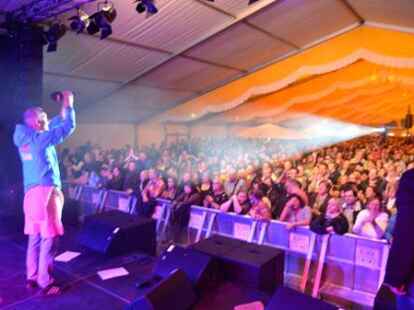 Moderator Crazy Olli sorgte in den Umbaupausen f&uuml;r Stimmung.