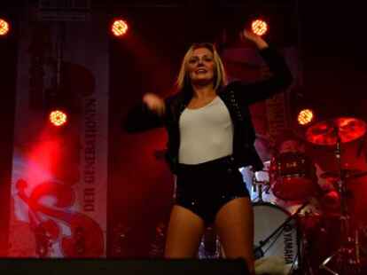 T&auml;nzerinnen hei&szlig;ten dem Publikum ein.