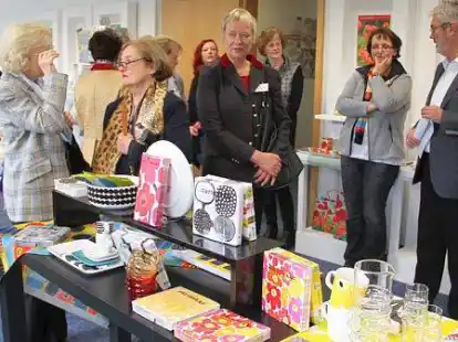 Vom Schau-Raum bei IHR in Essen waren die Frauen begeistert. Manfred Morthorst (rechts) f&uuml;hrte sie durch den Betrieb.