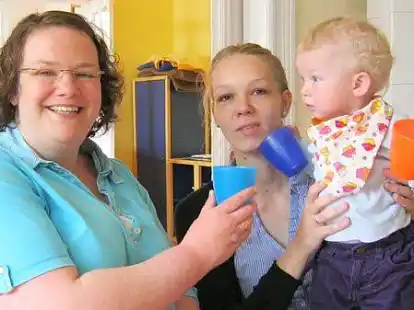 Familienhebamme Britta Biller mit Sabrina Komander mit Tochter Fania in der SOS-Beratungsstelle.