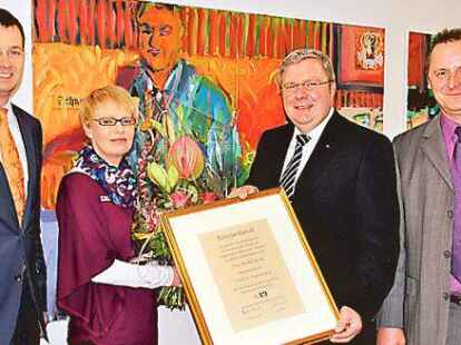 Vorstandsmitglied der Volksbank Cloppenburg J&uuml;rgen Fuhler gratulierte Jubilarin B&auml;rbel Kock gemeinsam mit Vorstandsmitglied Norbert Hauptvogel und Betriebsratsvorsitzendem Norbert Korte.