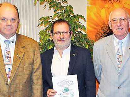 Bernard Ruholl (Mitte), Vorsitzender des Kreisverbands Oldenburg-S&uuml;d, wurde die  goldene Ehrennadel  der   Landes-Rassegefl&uuml;gelz&uuml;chter durch  Fritz Lindert (links) und Josef Quatmann verliehen.
