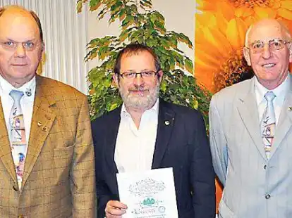 Bernard Ruholl (Mitte), Vorsitzender des Kreisverbands Oldenburg-S&uuml;d, wurde die  goldene Ehrennadel  der   Landes-Rassegefl&uuml;gelz&uuml;chter durch  Fritz Lindert (links) und Josef Quatmann verliehen.
