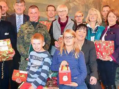 <p>Solidarit&auml;t mit den Soldaten (vorn, von links):  Dirk Eden (Jever Aktiv), Jan Edo Albers, Gerhard B&ouml;hling, Margot Lorentzen (Rotary-Club),  Anke Kreye (Grundschule Harlinger Weg), Tina K&auml;hler (Rotary-Club).</p>