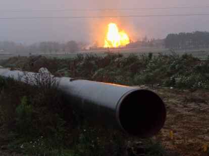 Die Explosion einer Pipeline im Westen von Polen richtete schweren Schaden an. Die Flammen w&uuml;teten auch noch Stunden sp&auml;ter.