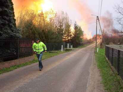 Die Explosion einer Pipeline im Westen von Polen richtete schweren Schaden an. Die Flammen w&uuml;teten auch noch Stunden sp&auml;ter.