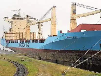 Der Containerfrachter &bdquo;Maersk Vigo&ldquo; liegt  gegen&uuml;ber dem Marinemuseum im Hafen von Wilhelmshaven Im Hintergrund  sind schemenhaft im Nebel noch die &bdquo;Maersk Vancouver