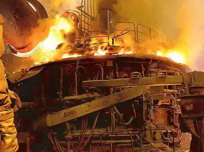 Blick auf einen Gleichstrom-Elektrolichtbogenofen  am Stahlwerk der Georgsmarienh&uuml;tte GmbH in Georgsmarienh&uuml;tte (Niedersachsen), wo   Arbeiter von  schwerer k&ouml;rperlicher Arbeit entlastet werden sollen.