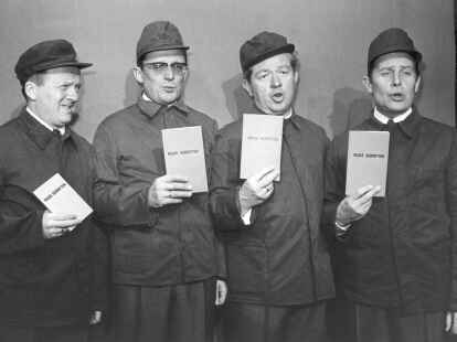 Die M&uuml;nchner Lach-und Schie&szlig;gesellschaft mit ihrem neuem Programm &bdquo;Kleider machen Leute&ldquo; am 6. April 1967, von links: Hans J. Diedrich, Dieter Hildebrandt, Klaus Havenstein und J&uuml;rgen Scheller.