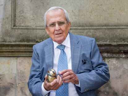 Der Kabarettist Dieter Hildebrandt am  1. September 2013 in Dresden mit dem Erich K&auml;stner-Preis.