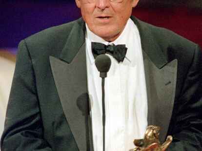 Mit dem &bdquo;Goldenen L&ouml;wen&ldquo; in der Hand bedankt sich Dieter Hildebrandt am 3. Oktober 1997 im Berliner Theater des Westens f&uuml;r seine Auszeichnung.