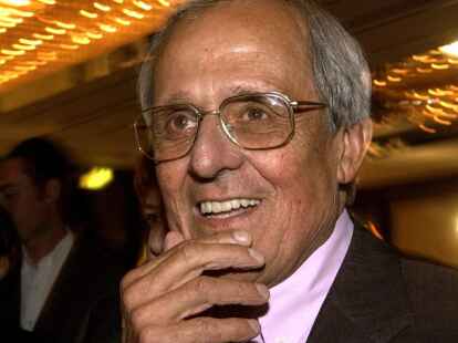 Der Star des Abends, der Kabarettist Dieter Hildebrandt, am 14. Mail 2002 in Berlin auf einem Gala-Empfang anl&auml;sslich seines bevorstehenden 75. Geburtstages am 23. Mai.