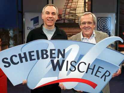 TV-Legenden: Gemeinsam mit Bruno Jonas steht Dieter Hildebrandt (rechts) im M&auml;rz 2000 im Studio der Sendung &bdquo;Scheibenwischer&ldquo; in Berlin.
