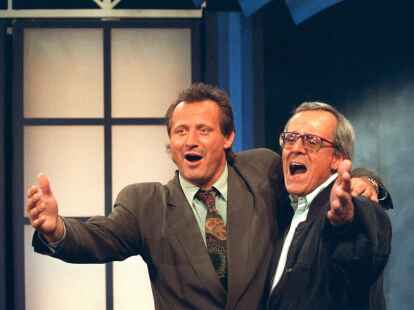 Dieter Hildebrandt (rechts) in seiner TV-Kabarettsendung &bdquo;Scheibenwischer&ldquo; am 25. Oktober 1990 mit dem Liedermacher Konstantin Wecker.