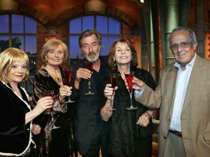 Die Darsteller der Fernsehserie &bdquo;Kir Royal&ldquo;, Billie Z&ouml;ckler (von links) als Edda Pfaff, Ruth Maria Kubitschek als Friederike von Unruh, Regisseur Helmut Dietl, Senta Berger als Mona und Dieter Hildebrandt als Herbie Fried sto&szlig;en am Montag 9. Oktober 2006  in Hamburg mit Kir Royal an.