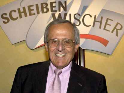 Der Kabarettist Dieter Hildebrandt steht am 14. Mai 2002 auf einem Gala-Empfang in Berlin vor dem Schriftzug &bdquo;Scheibenwischer&ldquo;, dem Namen der Sendung, mit der er seit 22 Jahren im Fernsehen pr&auml;sent ist.