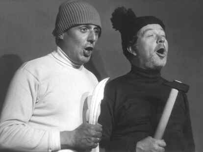 Die Kabarettisten Dieter Hildebrandt (links) und Klaus Havenstein in einer Szene des Progamms &bdquo;Der Moor ist uns noch was schuldig&ldquo; von 1968. Havenstein und Hildebrandt waren Gr&uuml;ndungsmitglieder der M&uuml;nchner Lach- und Schie&szlig;gesellschaft.