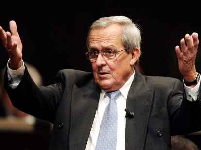 Vorweihnachtlich: Dieter Hildebrandt pr&auml;sentiert im November 2004   in Siegen sein   Programm &bdquo;Oh, Du Fr&ouml;hliche - Pfefferkuchen f&uuml;r die Ohren&ldquo;.  dem Dirigenten Thomas-Mifune.