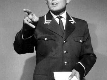 Als &bdquo;Kontroll-Organ&ldquo; steht Dieter Hildebrandt 1964 im Programm &bdquo;Krisen-Slalom&ldquo; der M&uuml;nchner Lach- und Schie&szlig;gesellschaft auf der B&uuml;hne.