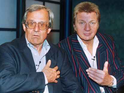 Der deutsche Kabarettist Dieter Hildebrandt (links) probt am 1. Juli 1993 mit seinem &ouml;sterreichischen Kollegen Werner Schneyder  f&uuml;r die TV-Kabarettsendung &bdquo;Scheibenwischer&ldquo;.