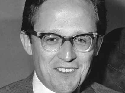 Dieter Hildebrandt als Textautor der M&uuml;nchner Lach- und Schie&szlig;gesellschaft, aufgenommen im Jahr 1961.