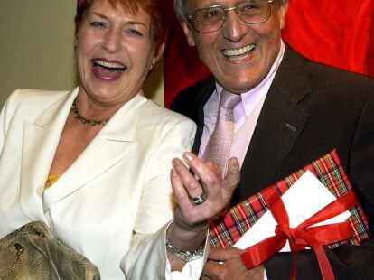 Dieter Hildebrandt  und seine Frau Renate K&uuml;ster strahlen am 14. Mai 2002 in Berlin auf einem Gala-Empfang anl&auml;sslich seines bevorstehenden 75. Geburtstages am 23. Mai.