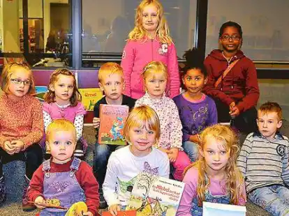 Viel Vergn&uuml;gen hatten die Kinder beim Vorlesetag. Als Gewinner wurden (vordere Reihe, von links)  Femke und Merle Poppe sowie Miriam Hammerstein ermittelt.