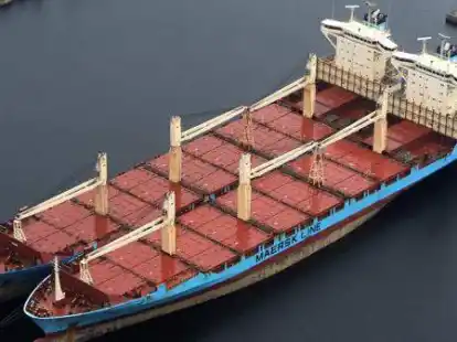 Die drei Frachter liegen weiter in Wilhelmshaven. In Schifffahrtskreisen wird f&uuml;r den Winter mit monatlich 500.000 Euro Kosten gerechnet, um die Schiffe betriebsbereit zu halten.