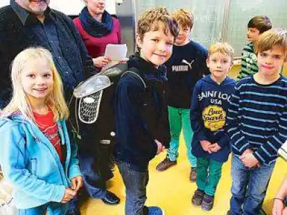 <p>Mit Rucksack auf die Waage: Frank Speckelsen und Stephanie Minde vom Gemeinde-Unfallversicherungsverband gaben Drittkl&auml;sslern Tipps f&uuml;r einen gesunden R&uuml;cken.</p>