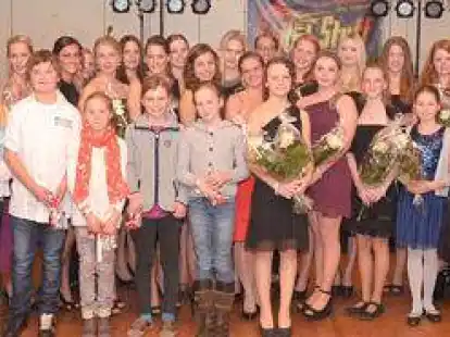 Gruppenbild mit allen Geehrten: Vorsitzender Hanno Naber (links) gratulierte zu den vielen tollen Erfolgen.