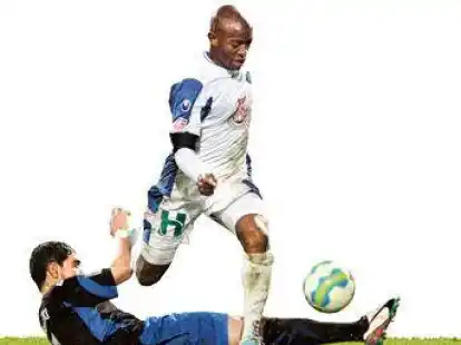 Die H&uuml;rde Eichede mit dem VfB &uuml;berspringen will Mohamed Aidara (wei&szlig;es Trikot) nach dem 2:2 in Meppen.