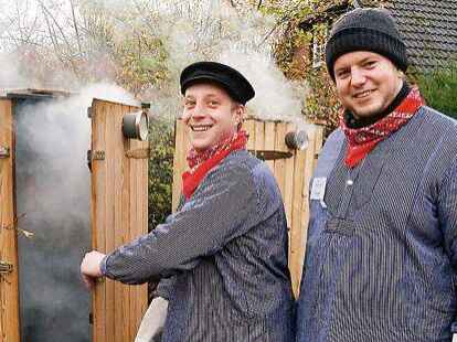 Das qualmt: Dirk Kr&uuml;ger (links) und Guido Moschner &ouml;ffnen den R&auml;ucherschrank.