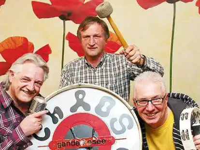 Wieder beim B&uuml;ttenabend: die Chaos-Combo mit (von links) Stephan Schibel, Peter Sch&ouml;pski und Sprecher Michael Torunski und anderen
