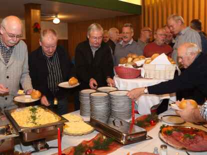 Kameradentreffen der ehemaligen Soldaten und Zivilangestellten des Hubschraubertransportgeschwaders 64 in Ahlhorn im Gasthaus R&ouml;nnau.