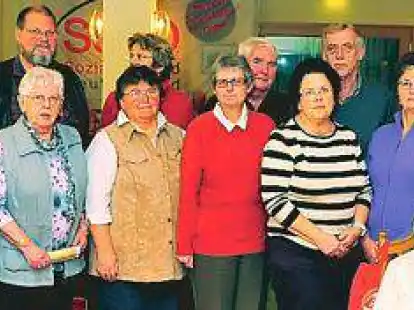 Ehrung beim Sozialverband mit dem Nordenhamer Vorsitzenden J&uuml;rgen Bley (ganz rechts) und dem Kreisvorsitzenden Karl-Heinz Duve (rechts)