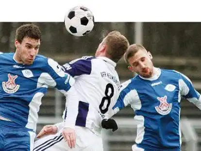 Kopfball: Hendrik Gro&szlig;&ouml;hmichen (links) und Peer Wegener im Duell mit VfR-Torsch&uuml;tze Christopher Kramer