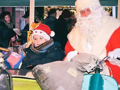 Der Nikolaus drehte mit den Kindern beim Weihnachtsmarkt Roffhausen  auch mal  eine Runde auf dem Karussell.
