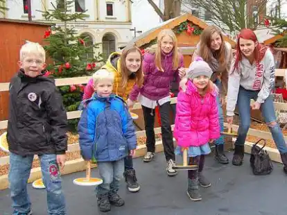 Erstmalig bestand am Sonntag beim Adventsmarkt in Varel die M&ouml;glichkeit, sich im Eisstockschie&szlig;en zu versuchen.