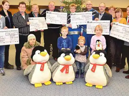 Die Mutter von Nikola Alexander Nickelsen sowie Niklas und Malina Cornelsen und Merle Poppe (vorne, von links) nahmen ihre neuen Pl&uuml;sch-Mitbewohner entgegen. Sie  freuten sich genau wie die Vertreter der gef&ouml;rderten Vereine.