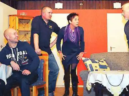 Auf der B&uuml;hne stehen (von links) Marion Behrens, Roland Alken, Peter Hehenberger, Christel Friedrichs, Axel Foken und Greta Jan&szlig;en.